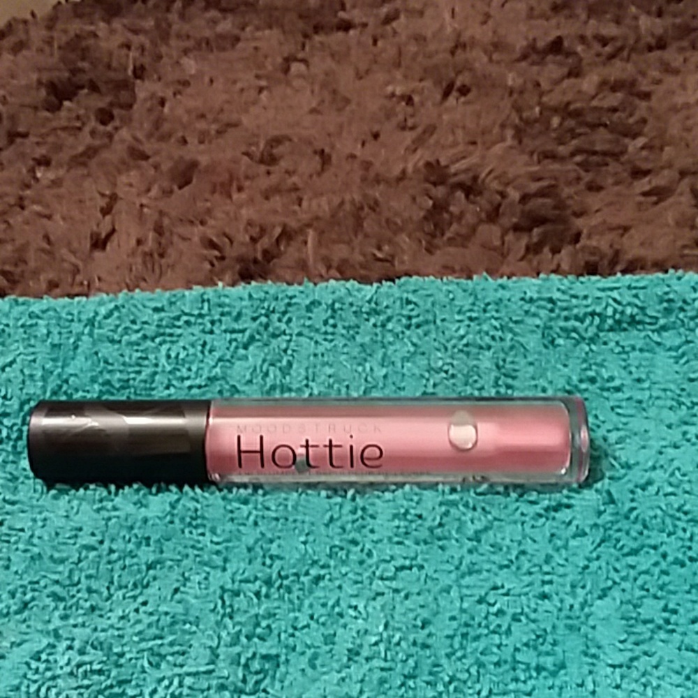 Younique hottie lip plumper